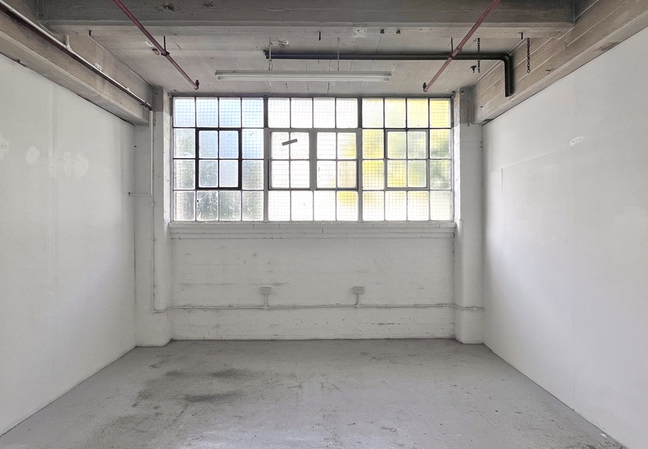 Large Studio in Bow (BW19) in East London